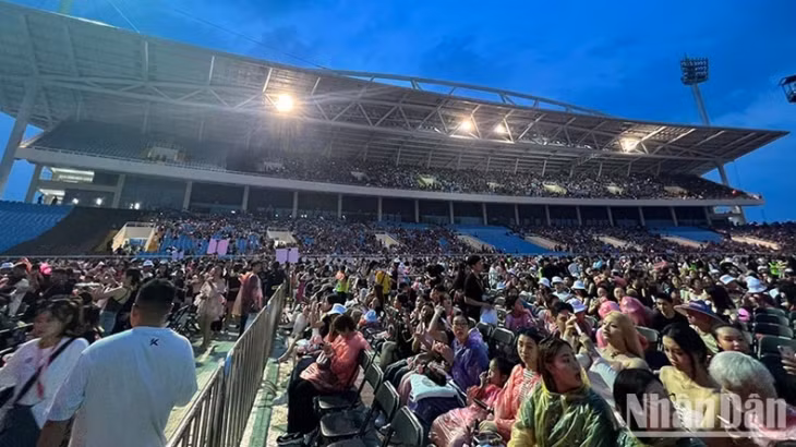 Vietnamese audiences are excited at the BlackPink's concert in Hanoi despite rains. (Photo: TRUNG HIEU)