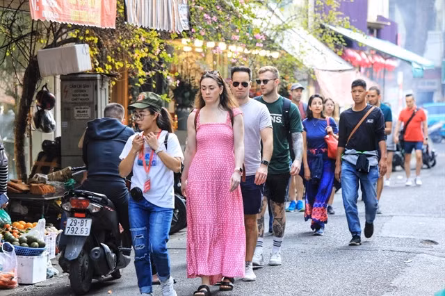 Foreign tourists explore the Old Quarter in Hà Nội. VNA/VNS Photo Tuấn Anh