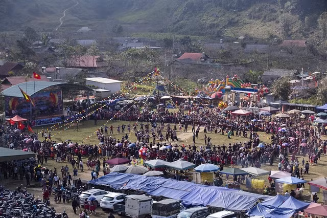A view of Gầu Tào festival. The event attracts a large number of tourists to Hòa Bình Province every year.
