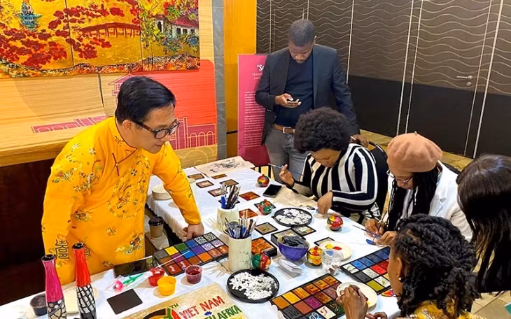South Africans learn and experience Vietnamese lacquer art in “Vietnam Day in South Africa 2023”.