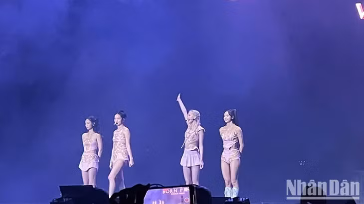 BlackPink girls on stage at My Dinh Stadium. (Photo: TRUNG HIEU)