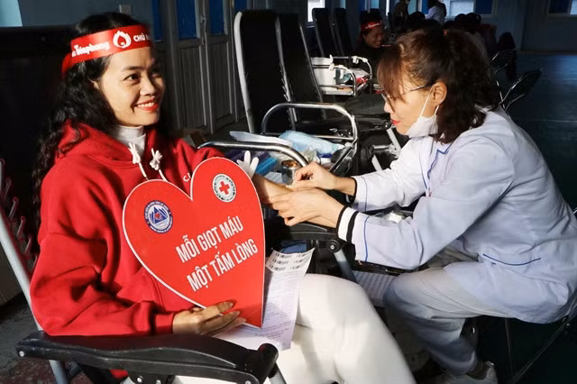 A volunteer donates blood at the "Red Sunday" blood donation programme, which took place on January 19, 2024, in the northern province of Lai Châu. — VNA/VNS Photo Nguyễn Oanh