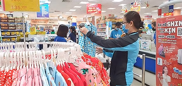 Vietnamese businesses seek to retain domestic customers hinh anh 1