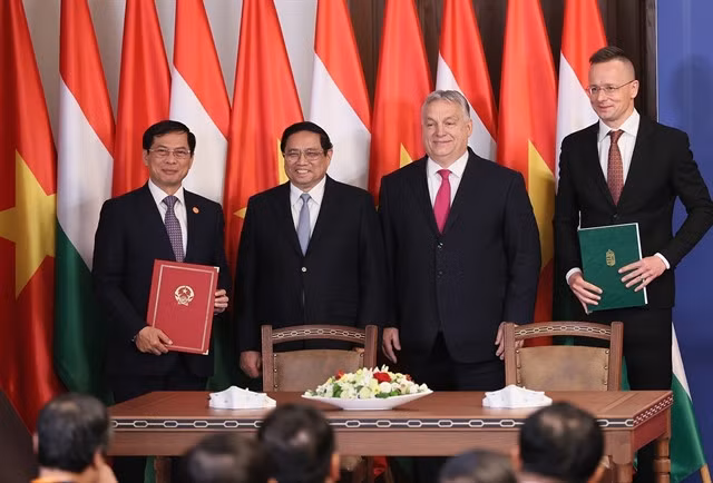 Vietnamese and Hungarian PMs witnessed the signing of the memorandum of understanding on cooperation between the Vietnamese Ministry of Foreign Affairs and the Hungarian Ministry of Foreign Affairs and Trade. — VNA/VNS Photo Dương Giang