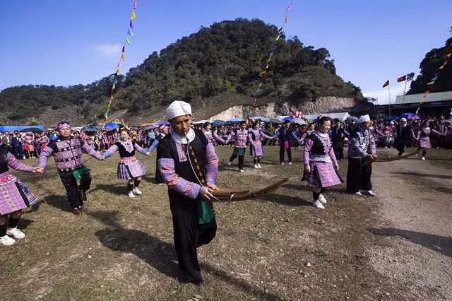 Mông people join hands and dance to the rhythm of the khèn panpipe. VNA/VNS Photos Trọng Đạt