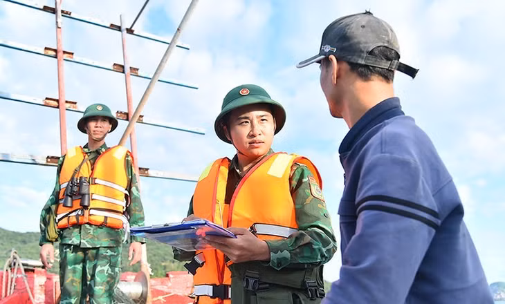 Soldiers of Cu Lao Cham Border Post conduct inspection and review of fishing vessels to make records on both registered and unregistered vessels operating in areas (Photo: THUY NGUYEN)