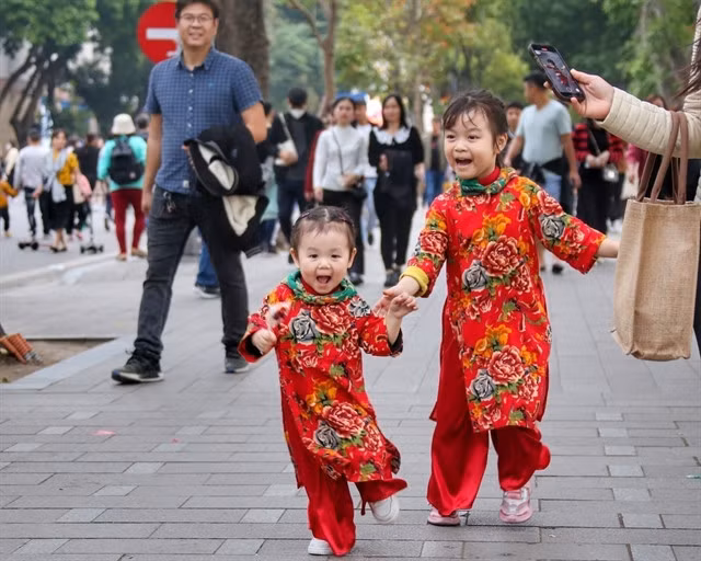 Children play at the Hoàn Kiếm Lake pedestrian zone. — VNA/VNS Photo Tuấn Đức