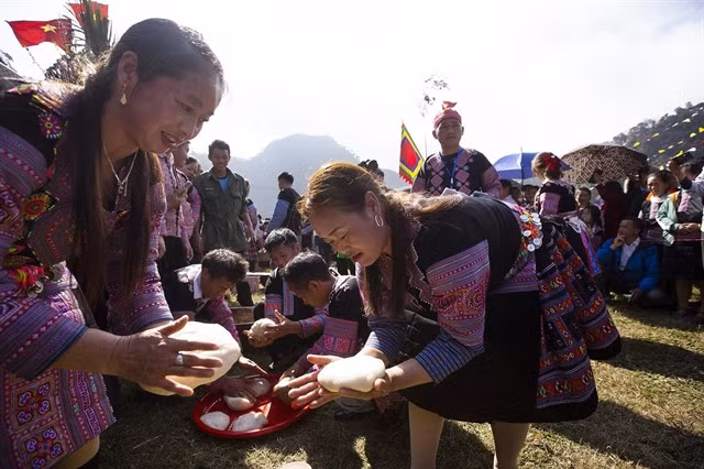 Mông women make sticky rice cakes during the Gầu Tào festival.