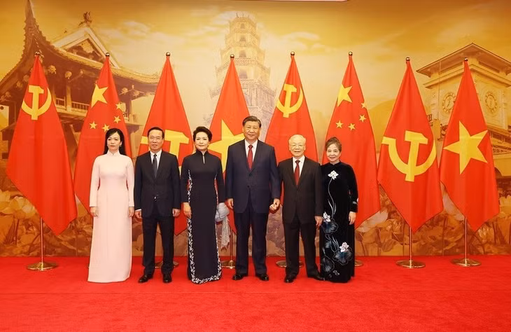 Party General Secretary Nguyen Phu Trong and his spouse, President Vo Van Thuong and his spose host a reception to welcome Chinese Party General Secretary and President Xi Jinping and his spouse in Hanoi on December 12, 2023. (Photo: VNA)