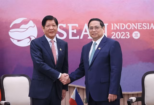 Prime Minister Phạm Minh Chính met Philippine President Ferdinand Romualdez Marcos Jr. during the 43rd ASEAN Summit in Indonesia in September 2023. VNA/VNS Photo Dương Giang