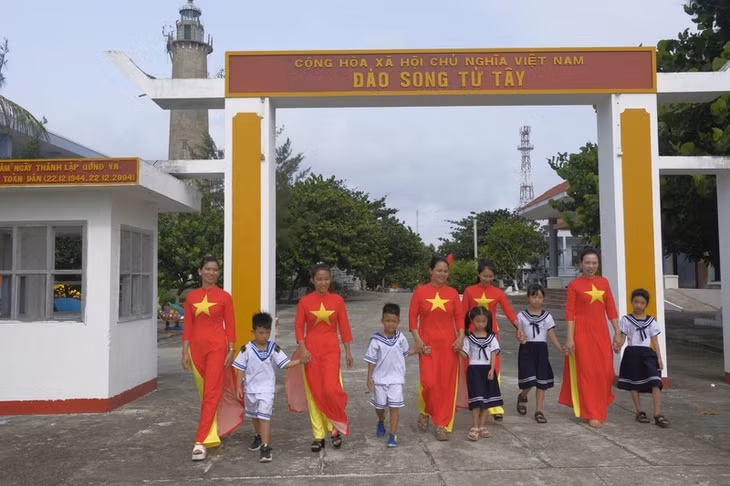 Women and children on Song Tu Tay Island.