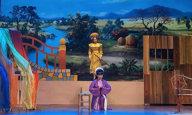 RAISING STAR: Young actress Kim Luận (in purple) will star in Bên Cầu Dệt Lụa (Weaving on the Bridge), a cải lương play that features southern culture and lifestyle. — Photo courtesy of the theatre
