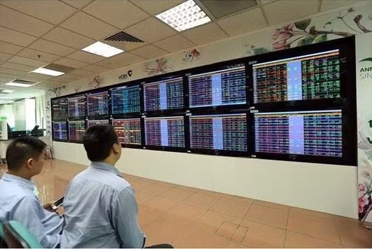 10-15% earnings growth forecast in 2024 for listed companies hinh anh 1