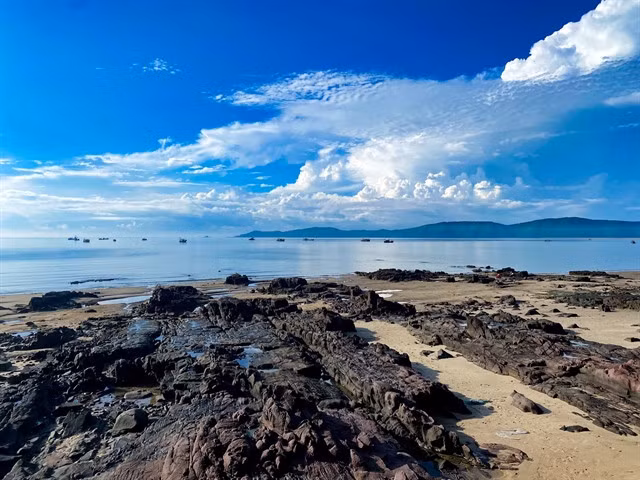 Đá Đen Beach in Bình Ngọc.