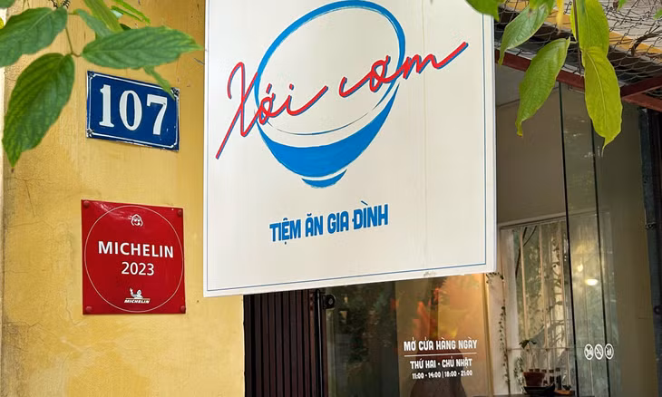 A Michelin sign hangs on the wall near the restaurant's logo. Photo by VnExpress/Tung Le