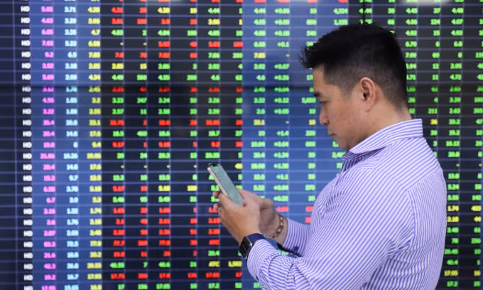 Stocks steady at 5-week high
