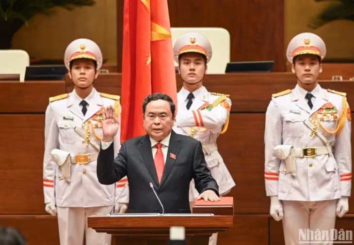 Newly-elected National Assembly Chairman Tran Thanh Man takes the oath of office on May 20 (Photo: NDO)