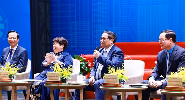 Prime Minister Phạm Minh Chính during the discussion with workers on Sunday. — VNA/VNS Photo Dương Giang