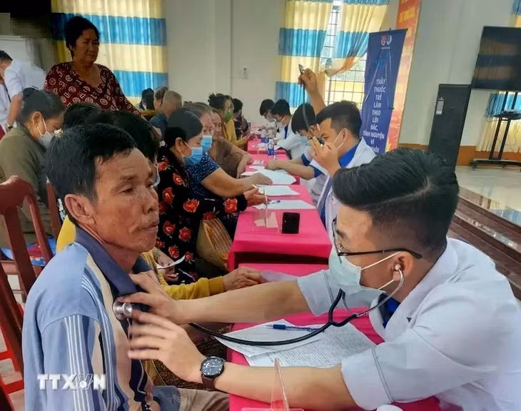 Young doctors provide medical examinations for people in An Bien district, Kien Giang province. (Photo: VNA)