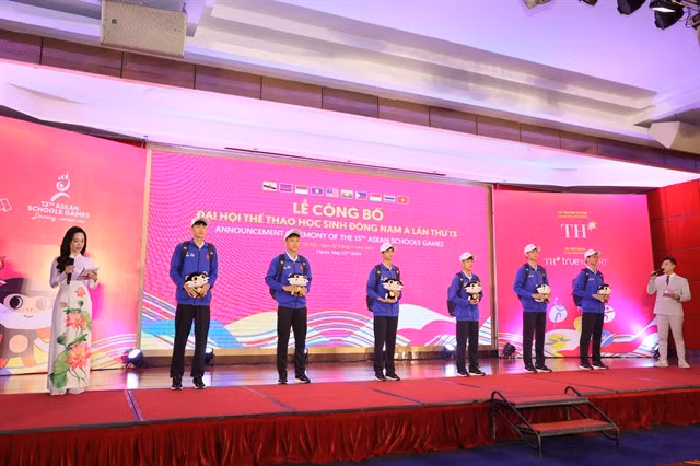 Vietnamese student-athletes present the official uniform of the hosts at the ceremony.