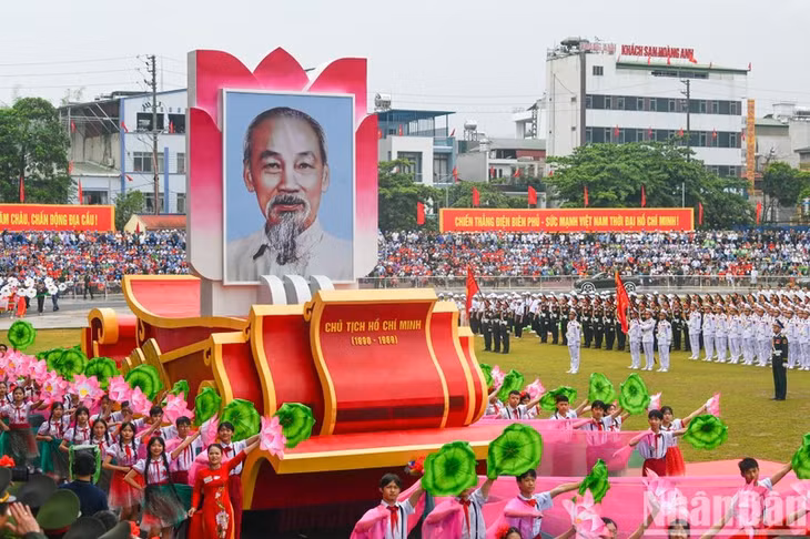 A float carrying a portrait of President Ho Chi Minh.