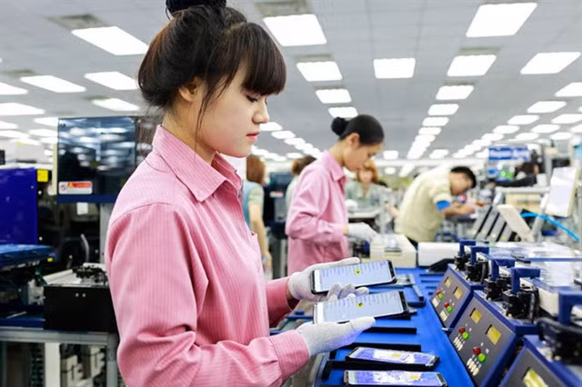 Workers during a shift in a phone factory in the northern province of Bắc Ninh. Photo baogiaothong.vn