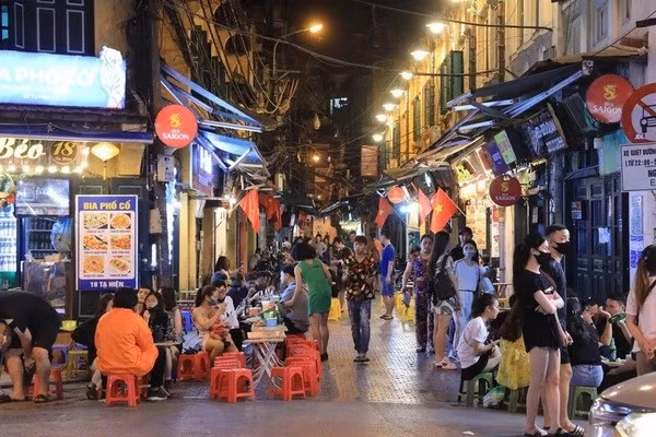 Tạ Hiện street, one of the night-time hub for tourists in Hà Nội. — VNA/VNS Photo