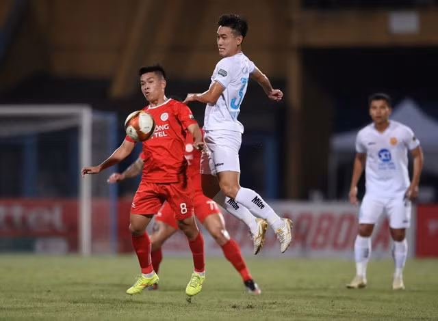 Steel Green Nam Định (in white) vs Thể Công Viettel over the weekend. The defeat of Nam Định will make the race to the top of the VLeague 1 championship race even more thrilling. — Photo laodong.vn