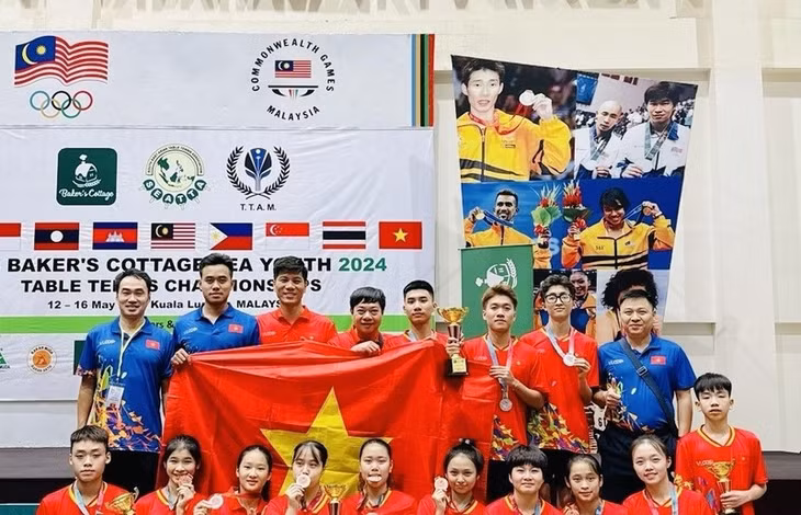 Vietnamese players pose with their medals at the ongoing Southeast Asian Youth Table Tennis Championship in Kuala Lumpur, Malaysia. (Photo: thethaoplus.vn)