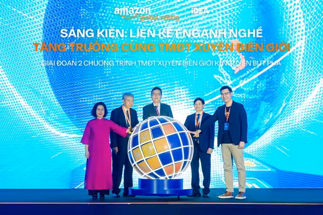 Delegates inaugurate Phase 2 of the 'Cross-border E-commerce: A Breakthrough Era' programme in collaboration with the Department of E-commerce and Digital Economy. Photo courtesy of AGSV