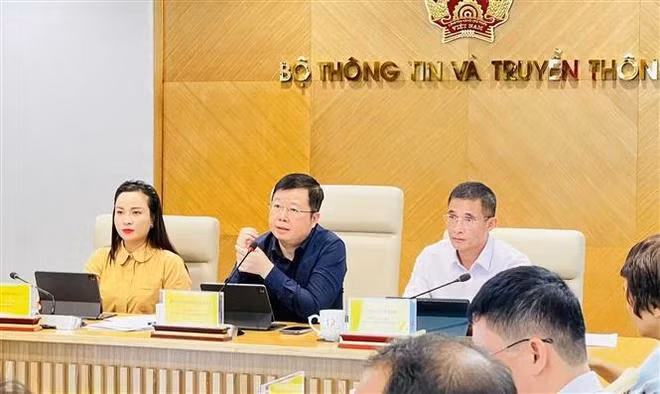 Deputy Minister of Information and Communications Nguyen Thanh Lam (centre) chairs the press briefing on May 13. (Photo: VNA)