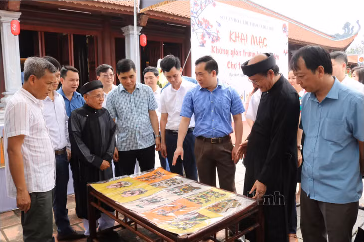 Delegates visit stalls at Dong Ho Painting Market. (Photo: Bao Bac Ninh)