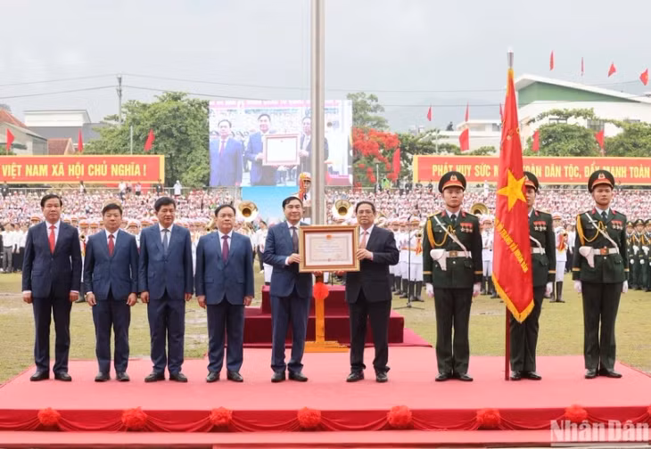 On behalf of the Party and State leaders, Prime Minister Pham Minh Chinh awarded the Independence Order, first class, to the Party Committee, authorities and people of all ethnic groups in Dien Bien Province.