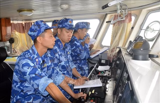 Commander of the Vietnam Coast Guard patrol force holds a phone call with the China Coast Guard patrol force. - VNA/VNS Photo