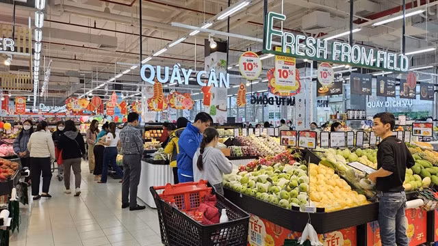 People shopping at Tops Market, a major retail brand under Central Retail, in Hà Đông District. — VNS Photo Ly Ly Cao
