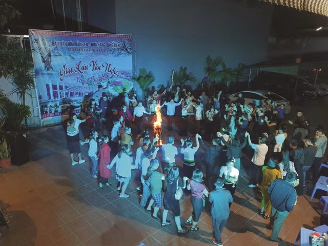 At the end of the meal, tourists and local people will drink wine together and join xòe (traditional dance in which people dance hands in hands) of the Thái people. VNS Photo Ngô Minh