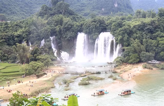 The waterfall has been a popular tourist attraction in Cao Bằng. VNA/VNS Photo Chu Hiếu
