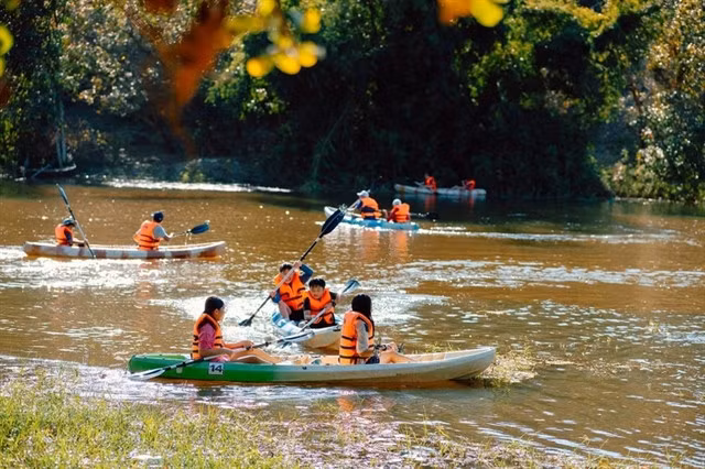 Children go kayaking on Tà Lài lake in Đồng Nai Province. VNA/VNS Photo
