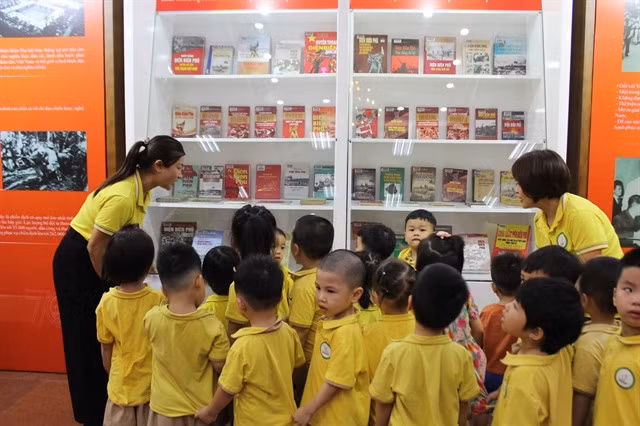 Children study some of the hundreds of documents exhibited as part of 'Điện Biên Phủ Victory -Việt Nam's Strength and the Stature of the Times' . Photo baovanhoa.vn