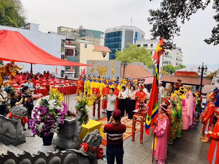 Ha Long authorities do incense offerings to show gratitude to Tran Quoc Nghien for his great merit.