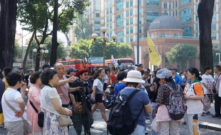 Foreign visitors in downtown Ho Chi Minh City in January 2024. (Photo: laodong.vn)