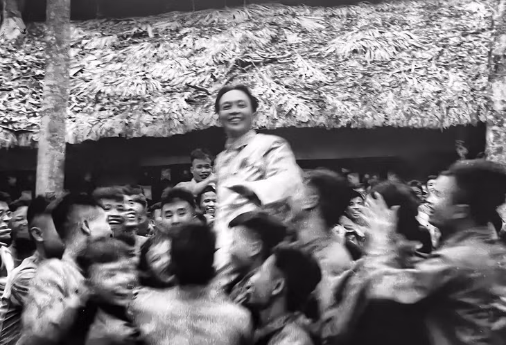 Soldiers lift General Giap up to celebrate their victory.