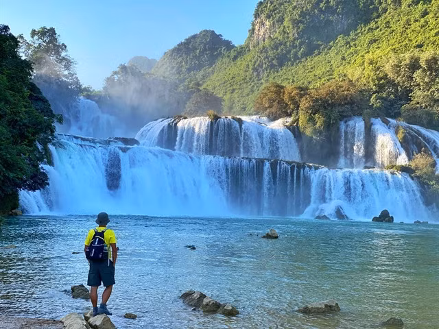 A tourist enjoying the view at Bản Giốc Waterfall. Photo Facebook Thiện Nguyễn