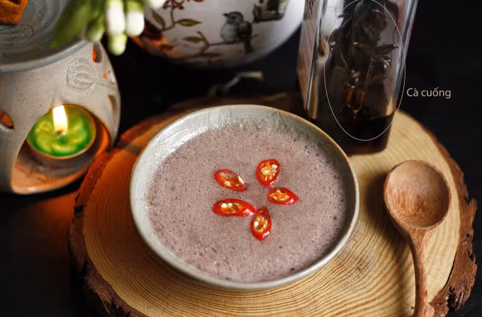 After whisking, the fermented shrimp paste may develop a layer of bubbles on top. Photo by VnExpress/Bui Thuy
