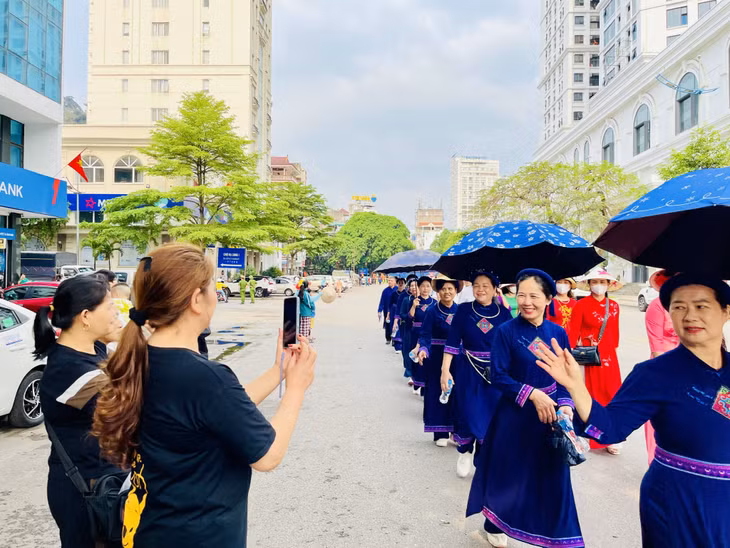 The procession pass by 25-4 Road, Le Thanh Tong Road to Long Tien pagoda and then back to the Duc Ong Temple.