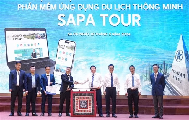 Representatives from agencies are at the launching ceremony of the app "Sapa Tour" to promote tourism in the resort town of Sa Pa in the northern province of Lào Cai. — Photo nhandan.vn