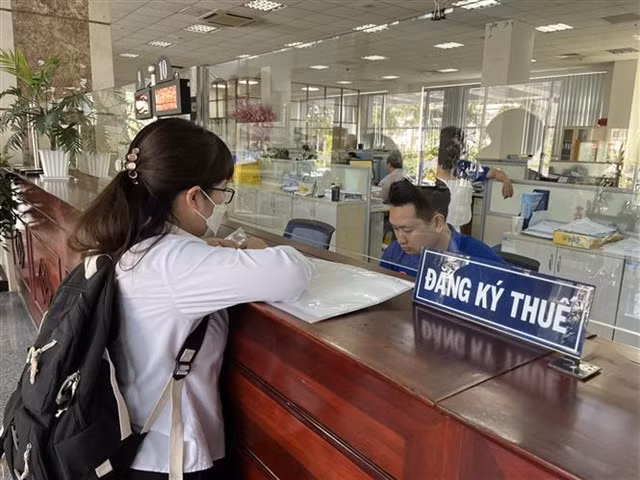 A representative of a company pays taxes at a tax authority in HCM City. — VNA/VNS Photo