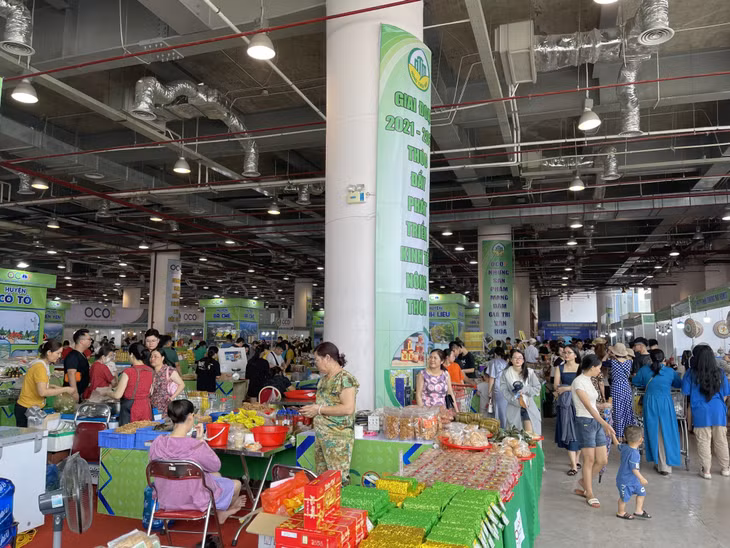 The fair attracted a lot of locals and tourists.