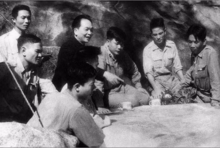 General Giap is seen commanding at the headquarters.