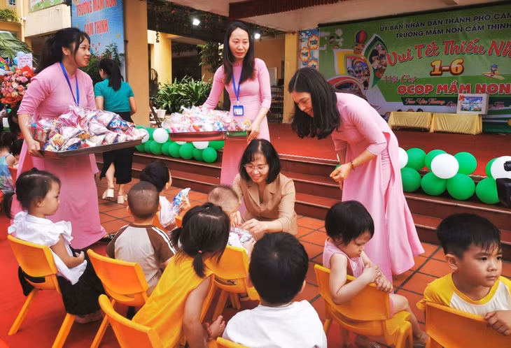 Deputy Secretary of the provincial Party's Committee, Trinh Thi Minh Thanh, presents gifts to Cam Thinh Kindergarten in Cam Pha city.